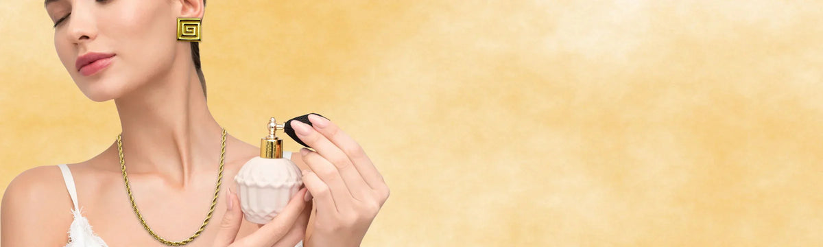 mujer con joyas echando perfume